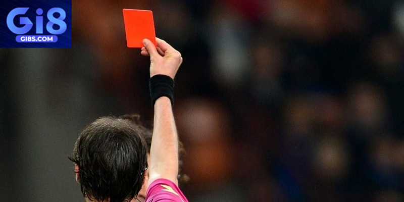 Hiểu rõ luật thẻ đỏ giúp hạn chế sai lầm nghiêm trọng